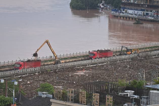(260825) -- BEIJING, Aug. 25, 2026 -- Rescue vehicles are deployed on a bridge to help remove flood debris in the Mingjiang River in Ningming County, south China s Guangxi Zhuang Autonomous Region, Aug. 24, 2026. Rescue forces have been deployed in Ningming County where typhoon-triggered heavy rainfall caused flood in the Mingjiang River and its tributaries on Sunday. ) XINHUA PHOTOS OF THE DAY ZhouxHua 
