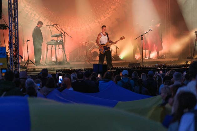 August 24, 2026, Warsaw, Masovian Voivodeship, Poland: A huge crowd watches Polish singer and musician KRZYSZTOF ZALEWSKI perform during celebrations of Ukraine s 35th Independence Day in Warsaw, Poland. The event was organized by Ukrainian diaspora organizations and Polish activist groups in solidarity with Ukraine during a time of heightened tensions between Poles and Ukrainian migrants, with recent acts of xenophobic, anti-Ukrainian violence being incited by Polish far-right groups and politicians. Warsaw Poland - ZUMAk204 20260824_zip_k204_010 Copyright: xRomanxKozielx