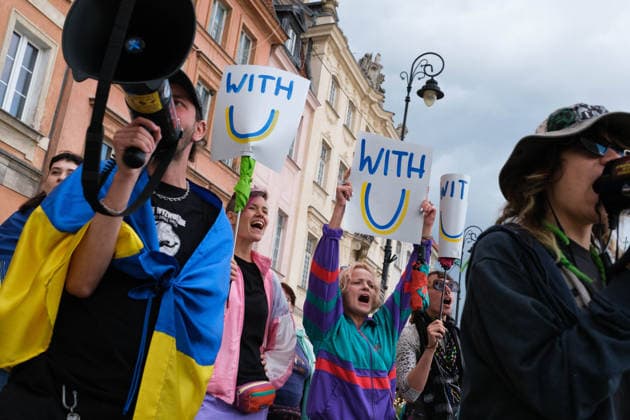 August 24, 2026, Warsaw, Masovian Voivodeship, Poland: Polish antifascist groups protest against a far-right, anti-Ukrainian counter-demonstration during celebrations of Ukraine s 35th Independence Day in Warsaw, Poland. The event was organized by Ukrainian diaspora organizations and Polish activist groups in solidarity with Ukraine during a time of heightened tensions between Poles and Ukrainian migrants, with recent acts of xenophobic, anti-Ukrainian violence being incited by Polish far-right groups and politicians. Warsaw Poland - ZUMAk204 20260824_zip_k204_032 Copyright: xRomanxKozielx