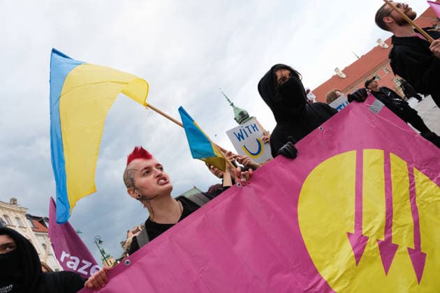 August 24, 2026, Warsaw, Masovian Voivodeship, Poland: Polish antifascist groups protest against a far-right, anti-Ukrainian counter-demonstration during celebrations of Ukraine s 35th Independence Day in Warsaw, Poland. The event was organized by Ukrainian diaspora organizations and Polish activist groups in solidarity with Ukraine during a time of heightened tensions between Poles and Ukrainian migrants, with recent acts of xenophobic, anti-Ukrainian violence being incited by Polish far-right groups and politicians. Warsaw Poland - ZUMAk204 20260824_zip_k204_033 Copyright: xRomanxKozielx