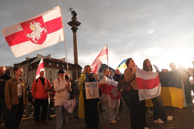 August 24, 2026, Warsaw, Masovian Voivodeship, Poland: People hold Belarusian and Ukrainian flags during celebrations of Ukraine s 35th Independence Day in Warsaw, Poland. The event was organized by Ukrainian diaspora organizations and Polish activist groups in solidarity with Ukraine during a time of heightened tensions between Poles and Ukrainian migrants, with recent acts of xenophobic, anti-Ukrainian violence being incited by Polish far-right groups and politicians. Warsaw Poland - ZUMAk204 20260824_zip_k204_045 Copyright: xRomanxKozielx