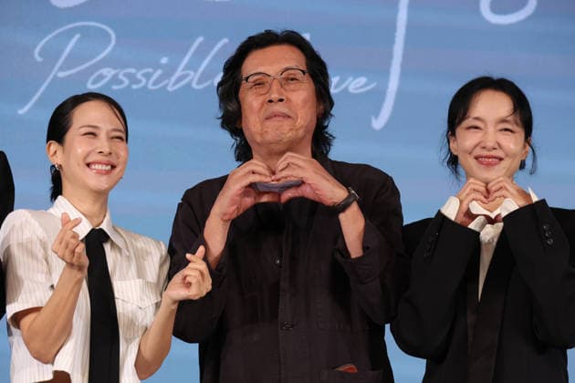 Movie Possible Love Movie Possible Love The stars of the new Netflix movie Possible Love -- Jo Yeo-jung (L) and Jeon Do-yeon (R) -- along with director Lee Chang-dong (C) -- pose for a photo during a publicity event in Seoul on Aug. 25, 2026. (Yonhap) 2026-08-25 12:47:33 < 1980-2026 YONHAPNEWS AGENCY. .> ¼­¿ïÆ¯º°½Ã EDITORIAL USE ONLY  Copyright: xx PYH2026082509250034400 YonhapxNewsx yonphotos255947