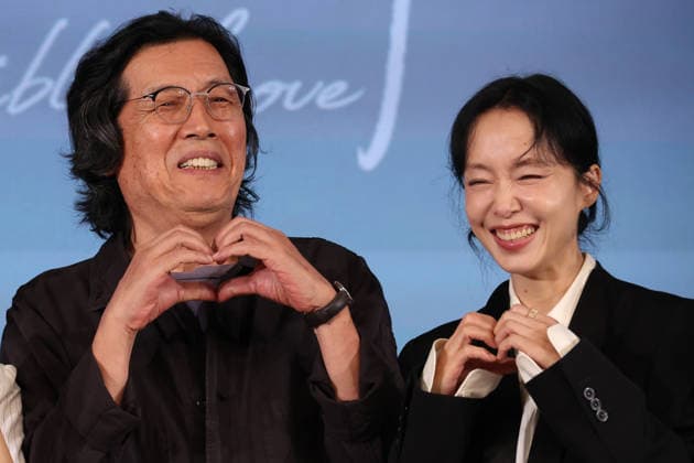 S. Korean director Lee Chang-dong and actress Jeon Do-yeon S. Korean director Lee Chang-dong and actress Jeon Do-yeon South Korean director Lee Chang-dong and actress Jeon Do-yeon pose for a photo during a publicity event for the upcoming Netflix movie Possible Love in Seoul on Aug. 25, 2026. (Yonhap) 2026-08-25 12:46:47 < 1980-2026 YONHAPNEWS AGENCY. .> ¼­¿ïÆ¯º°½Ã EDITORIAL USE ONLY  Copyright: xx PYH2026082509220034400 YonhapxNewsx yonphotos255950