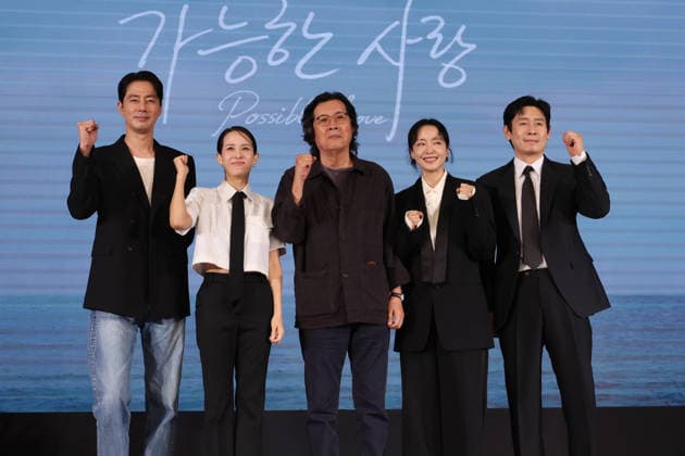 Movie Possible Love Movie Possible Love The stars of the new Netflix movie Possible Love -- Jo In-sung, Jo Yeo-jung, Jeon Do-yeon and Seol Kyung-koo (L to R) -- along with director Lee Chang-dong (C) -- pose for a photo during a publicity event in Seoul on Aug. 25, 2026. (Yonhap) 2026-08-25 12:48:05 < 1980-2026 YONHAPNEWS AGENCY. .> ¼­¿ïÆ¯º°½Ã EDITORIAL USE ONLY  Copyright: xx PYH2026082509500034400 YonhapxNewsx yonphotos255954