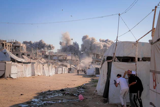Israeli Strikes Beach Camp Gaza City Smoke rises from a strike as Palestinians stand beside tents near the Asqalan prayer hall in the Beach Camp in Gaza City, Gaza Strip, on August 24, 2026. Israeli warplanes struck the site following an evacuation warning to residents, completely destroying the Asqalan Prayer Hall and reportedly damaging nearby buildings. Gaza Gaza Strip Palestine Territories Copyright: xMohammedxMxSkaikx