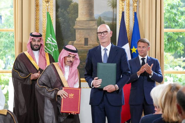 Macron And MBS Sign Strategic Partnership At Elysee Palace - Paris French Minister of Economy, Finance, and Industrial, Energy and Digital Sovereignty Roland Lescure French President Emmanuel Macron and Saudi Crown Prince and Prime Minister Mohammed bin Salman bin Abdulaziz Al Saud strengthen the strategic partnership between the two countries during a signing ceremony at the Elysee Palace in Paris, France on August 24, 2026. Photo by Anne-Sophie Guebey Pool ABACAPRESS.COM Paris France  Copyright: xGuebeyxAnne-Sophie Pool ABACAx