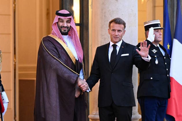 Emmanuel Macron welcomes the Crown Prince of Saudi Arabia, Mohammed bin Salman. French President Emmanuel Macron welcomes Saudi Arabia’s Crown Prince Mohammed bin Salman as he arrives for a state dinner in his honor at the Élysée Palace in Paris on August 24, 2026. 459124 2026 08 24 Paris, France  Copyright: xL.Urmanx xStarfacex STAR_459124_001