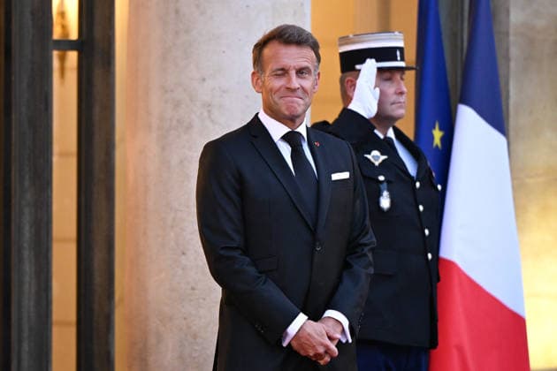 Emmanuel Macron welcomes the Crown Prince of Saudi Arabia, Mohammed bin Salman. French President Emmanuel Macron welcomes Saudi Arabia’s Crown Prince Mohammed bin Salman as he arrives for a state dinner in his honor at the Élysée Palace in Paris on August 24, 2026. 459124 2026 08 24 Paris, France  Copyright: xL.Urmanx xStarfacex STAR_459124_008