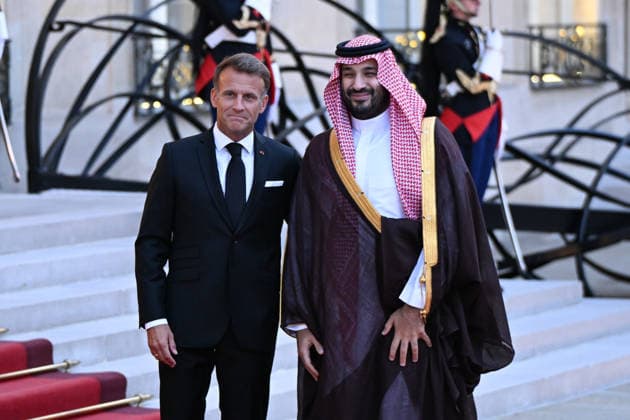 Emmanuel Macron welcomes the Crown Prince of Saudi Arabia, Mohammed bin Salman. French President Emmanuel Macron welcomes Saudi Arabia’s Crown Prince Mohammed bin Salman as he arrives for a state dinner in his honor at the Élysée Palace in Paris on August 24, 2026. 459124 2026 08 24 Paris, France  Copyright: xL.Urmanx xStarfacex STAR_459124_014