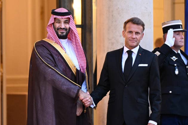 Emmanuel Macron welcomes the Crown Prince of Saudi Arabia, Mohammed bin Salman. French President Emmanuel Macron welcomes Saudi Arabia’s Crown Prince Mohammed bin Salman as he arrives for a state dinner in his honor at the Élysée Palace in Paris on August 24, 2026. 459124 2026 08 24 Paris, France  Copyright: xL.Urmanx xStarfacex STAR_459124_016