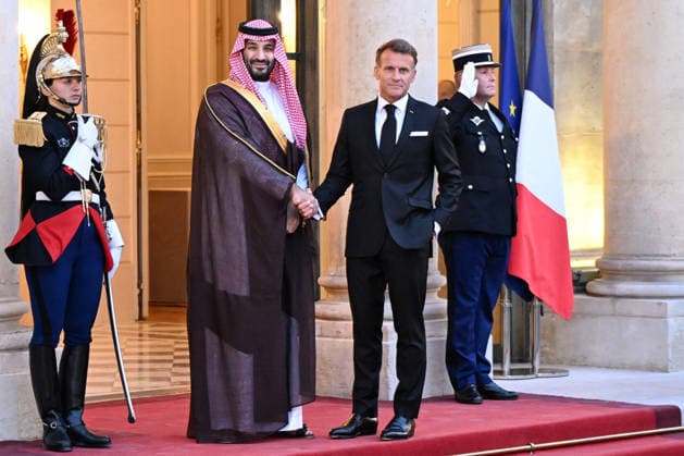 Emmanuel Macron welcomes the Crown Prince of Saudi Arabia, Mohammed bin Salman. French President Emmanuel Macron welcomes Saudi Arabia’s Crown Prince Mohammed bin Salman as he arrives for a state dinner in his honor at the Élysée Palace in Paris on August 24, 2026. 459124 2026 08 24 Paris, France  Copyright: xL.Urmanx xStarfacex STAR_459124_017