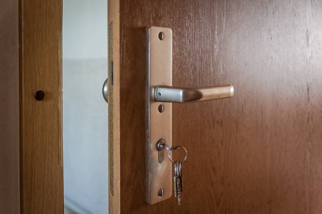 eine geöffnete Wohnungstür im Treppenhaus eine geöffnete Wohnungstür im Treppenhaus (License=RF) Copyright: xZoonar.com MarkusxGrummtx 25452054