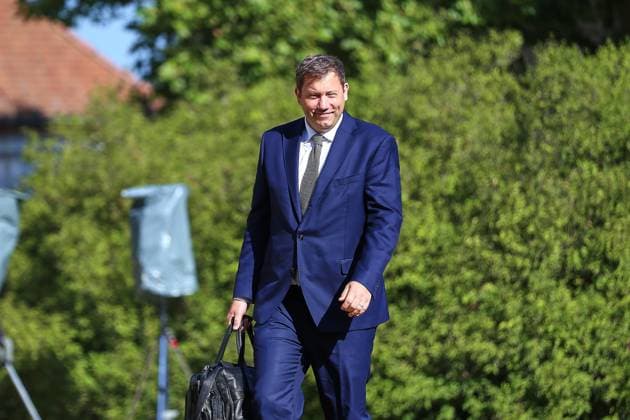 News Bilder des Tages Neuhardenberg, Brandenburg, Deutschland, 25.08.2026: Schloss Neuhardenberg: Kabinettsklausur: Bundesminister der Finanzen Lars Klingbeil (SPD) bei der Ankunft *** Neuhardenberg, Brandenburg, Germany, August 25, 2026 Neuhardenberg Castle Cabinet meeting Federal Minister of Finance Lars Klingbeil (SPD) upon arrival Copyright: xdtsxNachrichtenagenturx dts_130880