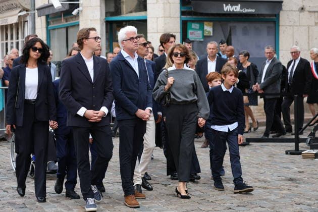 Francois Patriat Funeral - Semur-en-Auxois Relatives during the funeral of French senator and former minister François Patriat at the Collégiale Notre-Dame in his birth town of Semur-en-Auxois, Côte-d’Or, France on August 25, 2026. Patriat, former Socialist ,was the group leader of Macron s party in the Senate. He died at 83 following a serious cycling accident. Photo by Raphael Lafargue ABACAPRESS.COM Semur-en-Auxois France  Copyright: xLafarguexRaphael ABACAx