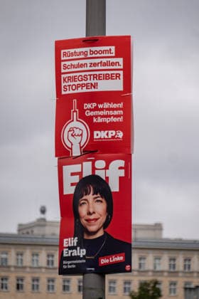 Wahlplakate der KDPD und der Spitzenkandidatin der Linke Elif Eralp in Berlin Friedrichshain am 24. August 2026. Kieztour Freidrichshain-Kreuzberg *** Election posters for the KDPD and Elif Eralp, the leading candidate for Die Linke, in Berlin’s Friedrichshain district on August 24, 2026, during the Friedrichshain-Kreuzberg neighborhood tour