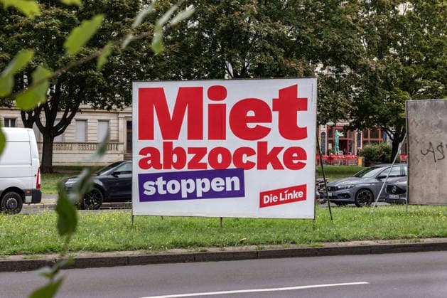 Wahlplakat Mietabzocke Stoppen der Linken in der Frankfurter Alle in Berlin Friedrichshain am 24. August 2026. Kieztour Freidrichshain-Kreuzberg *** Election poster for Stop Rent Gouging by Die Linke on Frankfurter Allee in Berlin-Friedrichshain on August 24, 2026; Neighborhood Tour: Friedrichshain-Kreuzberg