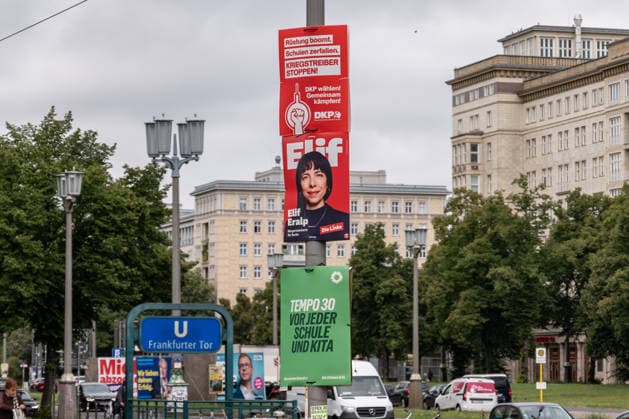 Wahlplakate der KDPD, der Spitzenkandidatin der Linke Elif Eralp und der Günen in Berlin Friedrichshain am 24. August 2026. Kieztour Freidrichshain-Kreuzberg *** Election posters for the KDPD, the Left Party’s lead candidate Elif Eralp, and the Greens in Berlin’s Friedrichshain district on August 24, 2026—Neighborhood Tour: Friedrichshain-Kreuzberg