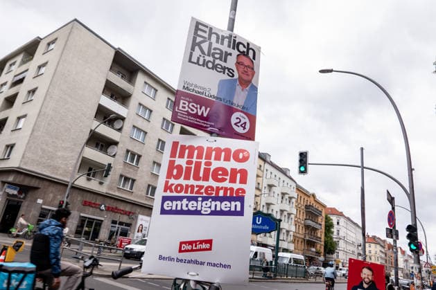 Wahlplakate in der Hermannstrasse in Berlin Neukölln am 24. August 2026. Kieztour Neukölln *** Election posters on Hermannstrasse in Berlin-Neukölln on August 24, 2026: Neukölln Neighborhood Tour
