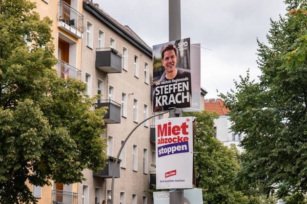 Wahlplakate in Berlin Neukölln am 24. August 2026. Kieztour Neukölln *** Election posters in Berlin s Neukölln district on August 24, 2026: Neukölln Neighborhood Tour