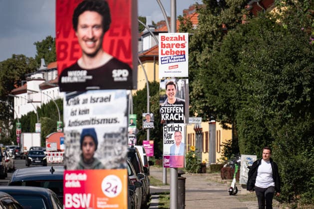 Wahlplakate in südlichen Teil von Berlin Neukölln am 24. August 2026. Kieztour Neukölln *** Election posters in the southern part of Berlin s Neukölln district on August 24, 2026: Neukölln Neighborhood Tour