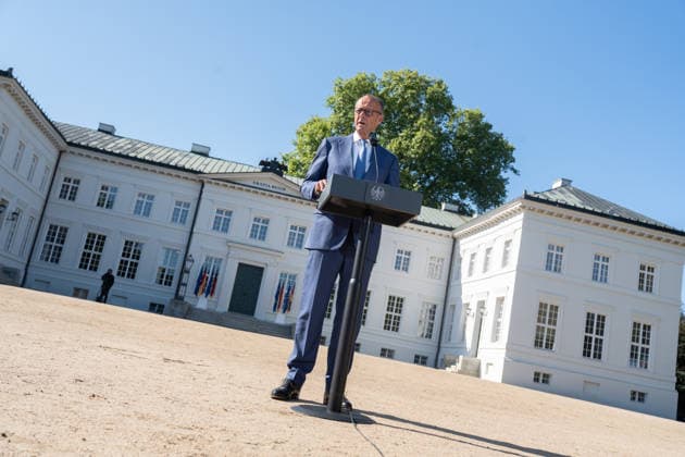 Bundeskanzler Friedrich Merz gibt zu Beginn der Klausurtagung ein Pressestatement vor Schloss Neuhardenberg;Kabinettsklausur der Deutschen Bundesregierung auf Schloss Neuhardenberg, Märkisch-Oderland Brandenburg Deutschland Schloss Neuhardenberg *** At the start of the closed-door meeting, Chancellor Friedrich Merz delivers a press statement in front of Neuhardenberg Castle. Closed-door cabinet meeting of the German Federal Government at Neuhardenberg Castle, Märkisch Oderland, Brandenburg, Germany. Neuhardenberg Castle