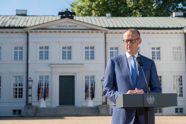Bundeskanzler Friedrich Merz gibt zu Beginn der Klausurtagung ein Pressestatement vor Schloss Neuhardenberg;Kabinettsklausur der Deutschen Bundesregierung auf Schloss Neuhardenberg, Märkisch-Oderland Brandenburg Deutschland Schloss Neuhardenberg *** At the start of the closed-door meeting, Chancellor Friedrich Merz delivers a press statement in front of Neuhardenberg Castle. Closed-door cabinet meeting of the German Federal Government at Neuhardenberg Castle, Märkisch Oderland, Brandenburg, Germany. Neuhardenberg Castle