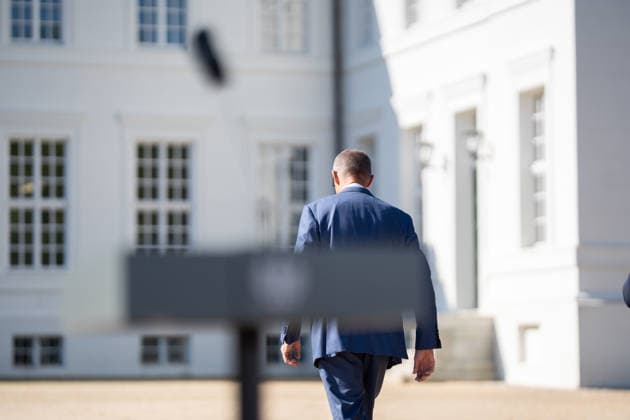Bundeskanzler Friedrich Merz gibt zu Beginn der Klausurtagung ein Pressestatement vor Schloss Neuhardenberg;Kabinettsklausur der Deutschen Bundesregierung auf Schloss Neuhardenberg, Märkisch-Oderland Brandenburg Deutschland Schloss Neuhardenberg *** At the start of the closed-door meeting, Chancellor Friedrich Merz delivers a press statement in front of Neuhardenberg Castle. Closed-door cabinet meeting of the German Federal Government at Neuhardenberg Castle, Märkisch Oderland, Brandenburg, Germany. Neuhardenberg Castle