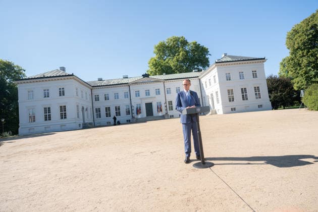 Bundeskanzler Friedrich Merz gibt zu Beginn der Klausurtagung ein Pressestatement vor Schloss Neuhardenberg;Kabinettsklausur der Deutschen Bundesregierung auf Schloss Neuhardenberg, Märkisch-Oderland Brandenburg Deutschland Schloss Neuhardenberg *** At the start of the closed-door meeting, Chancellor Friedrich Merz delivers a press statement in front of Neuhardenberg Castle. Closed-door cabinet meeting of the German Federal Government at Neuhardenberg Castle, Märkisch Oderland, Brandenburg, Germany. Neuhardenberg Castle