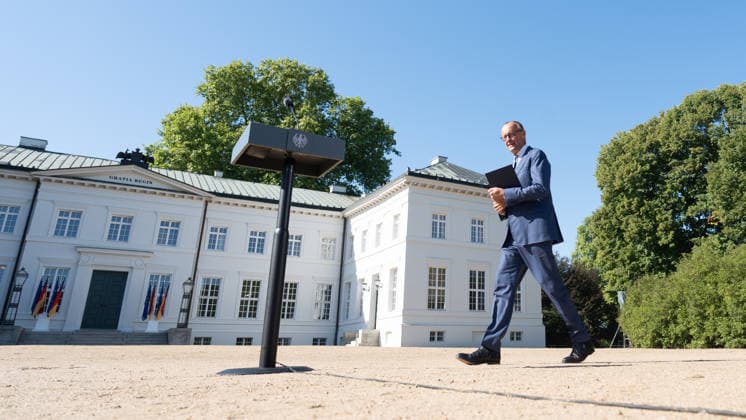 Bundeskanzler Friedrich Merz gibt zu Beginn der Klausurtagung ein Pressestatement vor Schloss Neuhardenberg;Kabinettsklausur der Deutschen Bundesregierung auf Schloss Neuhardenberg, Märkisch-Oderland Brandenburg Deutschland Schloss Neuhardenberg *** At the start of the closed-door meeting, Chancellor Friedrich Merz delivers a press statement in front of Neuhardenberg Castle. Closed-door cabinet meeting of the German Federal Government at Neuhardenberg Castle, Märkisch Oderland, Brandenburg, Germany. Neuhardenberg Castle