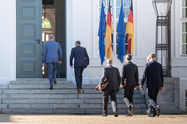 Bundeskanzler Friedrich Merz gibt zu Beginn der Klausurtagung ein Pressestatement vor Schloss Neuhardenberg;Kabinettsklausur der Deutschen Bundesregierung auf Schloss Neuhardenberg, Märkisch-Oderland Brandenburg Deutschland Schloss Neuhardenberg *** At the start of the closed-door meeting, Chancellor Friedrich Merz delivers a press statement in front of Neuhardenberg Castle. Closed-door cabinet meeting of the German Federal Government at Neuhardenberg Castle, Märkisch Oderland, Brandenburg, Germany. Neuhardenberg Castle