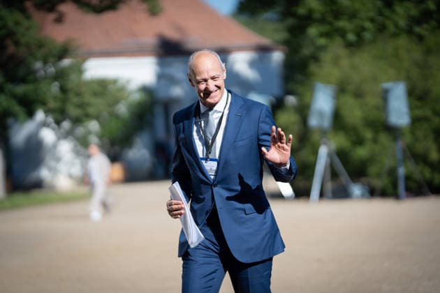 Roland Busch, Vorstandsvorsitzender - CEO Siemens AG bei seiner Ankunft;Kabinettsklausur der Deutschen Bundesregierung auf Schloss Neuhardenberg, Märkisch-Oderland Brandenburg Deutschland Schloss Neuhardenberg *** Roland Busch, Chairman of the Executive Board and CEO of Siemens AG, upon his arrival at the German federal government’s cabinet retreat at Neuhardenberg Castle, Märkisch Oderland, Brandenburg, Germany; Neuhardenberg Castle