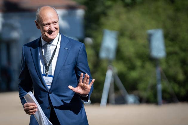 Roland Busch, Vorstandsvorsitzender - CEO Siemens AG bei seiner Ankunft;Kabinettsklausur der Deutschen Bundesregierung auf Schloss Neuhardenberg, Märkisch-Oderland Brandenburg Deutschland Schloss Neuhardenberg *** Roland Busch, Chairman of the Executive Board and CEO of Siemens AG, upon his arrival at the German federal government’s cabinet retreat at Neuhardenberg Castle, Märkisch Oderland, Brandenburg, Germany; Neuhardenberg Castle