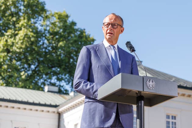 Kabinettsklausur im Schloss Neuhardenberg Bundeskanzler Friedrich Merz (CDU) bei einer Kabinettsklausur am 25.08.26 im Schloss Neuhardenberg in Brandenburg. Brandenburg Deutschland Schloss Neuhardenberg *** Cabinet Retreat at Neuhardenberg Castle: Federal Chancellor Friedrich Merz (CDU) at a cabinet retreat on August 25, 2026, at Neuhardenberg Castle in Brandenburg, Germany. Neuhardenberg Castle