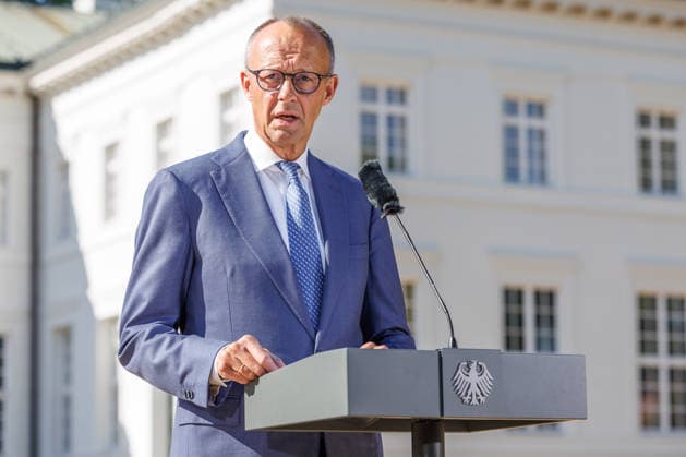 Kabinettsklausur im Schloss Neuhardenberg Bundeskanzler Friedrich Merz (CDU) bei einer Kabinettsklausur am 25.08.26 im Schloss Neuhardenberg in Brandenburg. Brandenburg Deutschland Schloss Neuhardenberg *** Cabinet Retreat at Neuhardenberg Castle: Federal Chancellor Friedrich Merz (CDU) at a cabinet retreat on August 25, 2026, at Neuhardenberg Castle in Brandenburg, Germany. Neuhardenberg Castle