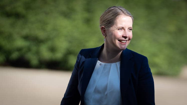 Verena Hubertz, Bundesministerin für Wohnen, Stadtentwicklung und Bauwesen, bei ihrer Ankunft;Kabinettsklausur der Deutschen Bundesregierung auf Schloss Neuhardenberg, Märkisch-Oderland Brandenburg Deutschland Schloss Neuhardenberg *** Verena Hubertz, Federal Minister for Housing, Urban Development, and Construction, upon her arrival at the German Federal Government’s cabinet retreat at Neuhardenberg Castle, Märkisch Oderland, Brandenburg, Germany; Neuhardenberg Castle