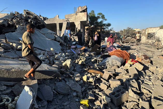 Palestinians Inspect Damage After Israeli Strike in Deir el-Balah Palestinians inspect destruction caused by an Israeli strike that hit residents’ homes, displacement tents and a food aid warehouse in Deir el-Balah, in the central Gaza Strip, on August 25, 2026. The strike took place the previous evening after an Israeli warning ordering residents to evacuate the area. Photo by Ahmed Ibrahim apaimages Deir al-Balah Gaza Palestinian Territory 250826_Deir_al-Balah_AI_00(12) Copyright: xapaimagesxAhmedxIbrahimx xapaimagesx