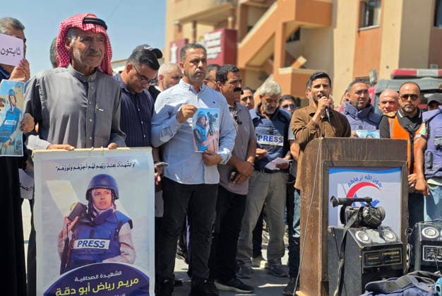 Palestinians Mark Anniversary of Deadly Strike at Nasser Medical Complex Palestinians, including journalists, take part in a gathering at Nasser Medical Complex in Khan Younis, in the southern Gaza Strip, on August 25, 2026, marking the first anniversary of an Israeli shelling that killed 22 Palestinians, including five journalists. Participants hold placards calling for an end to Israeli attacks and for international protection for journalists, ambulance crews, doctors and Civil Defense teams. Photo by Tariq Mohammad APA Images Khan Yunis Gaza Strip Palestinian Territory 250826_Khan_Yunis_TM_02(12) Copyright: xapaimagesxTariqxMohammad xapaimagesx