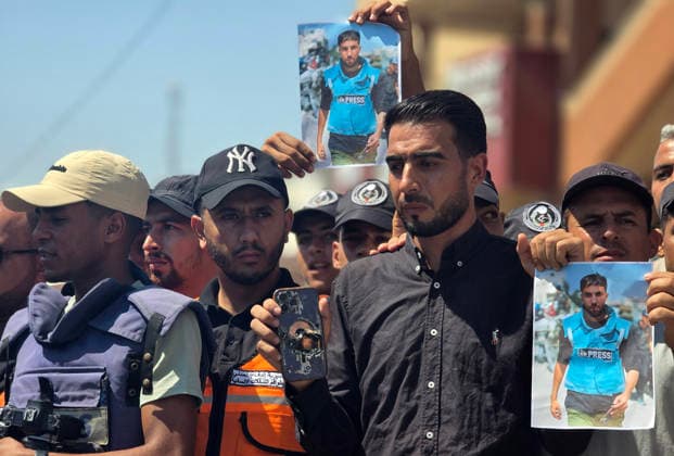 Palestinians Mark Anniversary of Deadly Strike at Nasser Medical Complex Palestinians, including journalists, take part in a gathering at Nasser Medical Complex in Khan Younis, in the southern Gaza Strip, on August 25, 2026, marking the first anniversary of an Israeli shelling that killed 22 Palestinians, including five journalists. Participants hold placards calling for an end to Israeli attacks and for international protection for journalists, ambulance crews, doctors and Civil Defense teams. Photo by Tariq Mohammad APA Images Khan Yunis Gaza Strip Palestinian Territory 250826_Khan_Yunis_TM_02(19) Copyright: xapaimagesxTariqxMohammad xapaimagesx