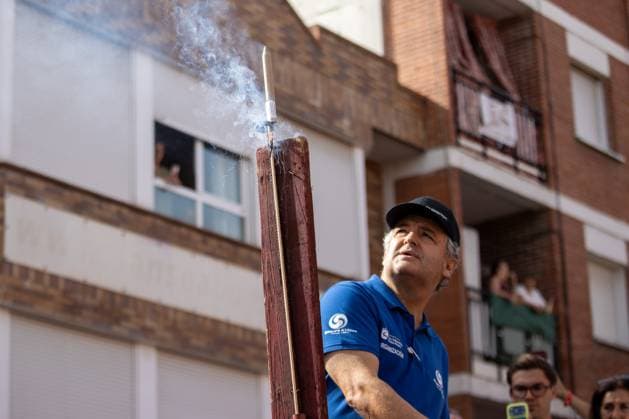 August 25, 2026, Madrid, Spain: A man lights a rocket to start a bull run in the Madrid town of San SebastioÂ¡n de los Reyes..First bull run of the San Sebastian de los Reyes festivities, a town located north of Madrid, with bulls from the Hermanos Tardeu ranch. The San Sebastian de los Reyes festivities, also known as the Sanse Festival or Little Pamplona, are celebrated in honor of the Holy Christ of the Remedies and take place every year during the last week of August. Madrid Spain - ZUMAs197 20260825_aaa_s197_004 Copyright: xDavidxCanalesx