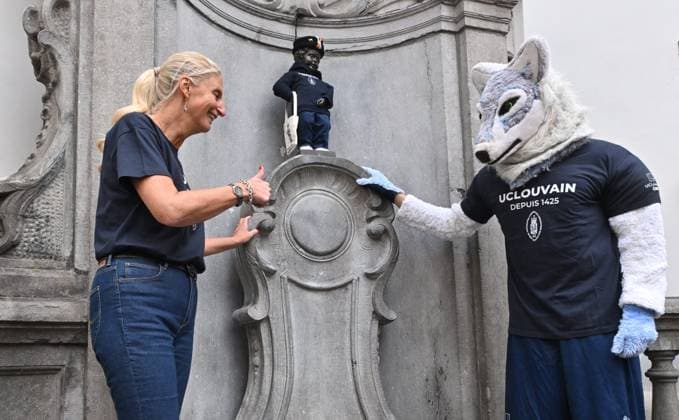 Manneken Pis Becomes A Student BRUSSELS, BELGIUM - AUGUST 25 : Professor Françoise Smets the Rector of the Catholic University of Louvain is present as the UCLouvain in Brussels presents the Manneken-Pis with a student s outfit.The ceremony is followed by a procession to Rue de l Étuve, where the outfit is unveiled...on August 25, 2026 in Brussels, Belgium, 25 08 2026 Brussels Belgium  Copyright: xBertxVanxDenxBrouckex
