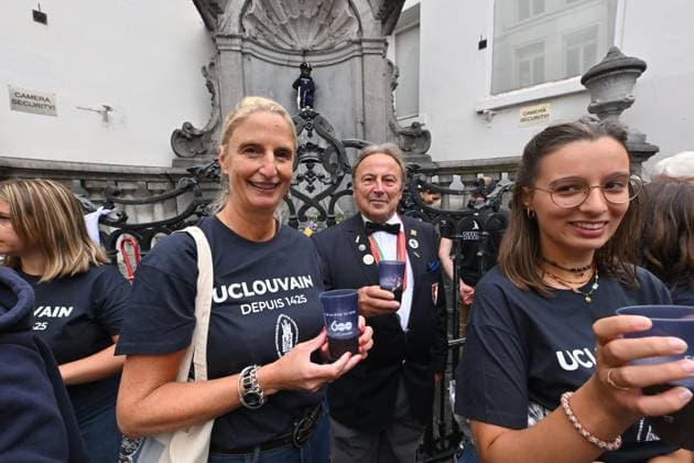 Manneken Pis Becomes A Student BRUSSELS, BELGIUM - AUGUST 25 : Professor Françoise Smets the Rector of the Catholic University of Louvain is present as the UCLouvain in Brussels presents the Manneken-Pis with a student s outfit.The ceremony is followed by a procession to Rue de l Étuve, where the outfit is unveiled...on August 25, 2026 in Brussels, Belgium, 25 08 2026 Brussels Belgium  Copyright: xBertxVanxDenxBrouckex