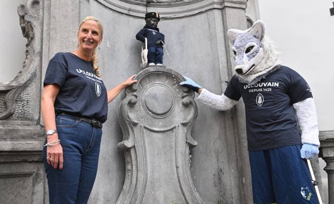 Manneken Pis Becomes A Student BRUSSELS, BELGIUM - AUGUST 25 : Professor Françoise Smets the Rector of the Catholic University of Louvain is present as the UCLouvain in Brussels presents the Manneken-Pis with a student s outfit.The ceremony is followed by a procession to Rue de l Étuve, where the outfit is unveiled...on August 25, 2026 in Brussels, Belgium, 25 08 2026 Brussels Belgium  Copyright: xBertxVanxDenxBrouckex