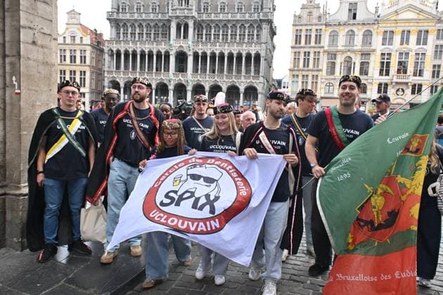 Manneken Pis Becomes A Student BRUSSELS, BELGIUM - AUGUST 25 : UCLouvain in Brussels presents the Manneken-Pis with a student s outfit.The ceremony is followed by a procession to Rue de l Étuve, where the outfit is unveiled...on August 25, 2026 in Brussels, Belgium, 25 08 2026 Brussels Belgium  Copyright: xBertxVanxDenxBrouckex