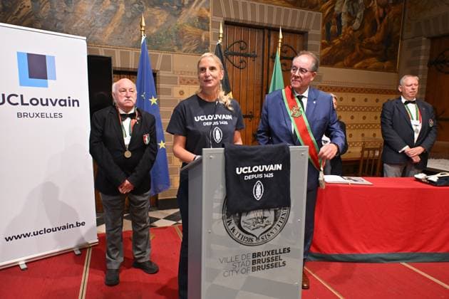 Manneken Pis Becomes A Student BRUSSELS, BELGIUM - AUGUST 25 : Professor Françoise Smets the Rector of the Catholic University of Louvain is present as the UCLouvain in Brussels presents the Manneken-Pis with a student s outfit.The ceremony is followed by a procession to Rue de l Étuve, where the outfit is unveiled...on August 25, 2026 in Brussels, Belgium, 25 08 2026 Brussels Belgium  Copyright: xBertxVanxDenxBrouckex