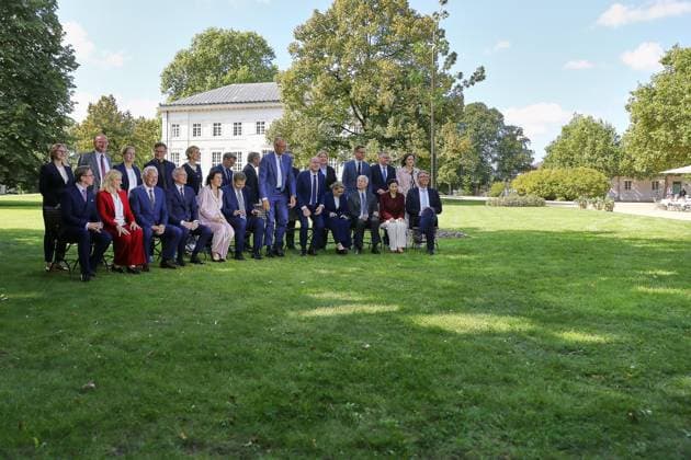Neuhardenberg, Brandenburg, Deutschland, 25.08.2026: Schloss Neuhardenberg: Kabinettsklausur: Bundeskanzler Friedrich Merz (CDU) mit seinen Ministern bei einem Gruppenfoto im Schlosspark *** Neuhardenberg, Brandenburg, Germany, August 25, 2026 Neuhardenberg Castle Cabinet Retreat: Federal Chancellor Friedrich Merz (CDU) with his ministers in a group photo in the castle park Copyright: xdtsxNachrichtenagenturx dts_130921