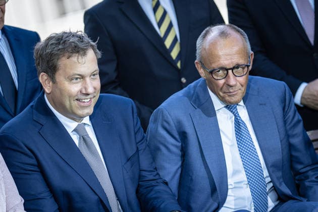 Gruppenfoto mit Bundeskanzler Friedrich Merz (rechts) und Vize-Kanzler Lars Klingbeil (links);Kabinettsklausur der Deutschen Bundesregierung auf Schloss Neuhardenberg, Märkisch-Oderland Brandenburg Deutschland Schloss Neuhardenberg *** Group photo with Chancellor Friedrich Merz on the right and Vice Chancellor Lars Klingbeil on the left; closed-door cabinet meeting of the German Federal Government at Neuhardenberg Castle, Märkisch Oderland, Brandenburg, Germany; Neuhardenberg Castle