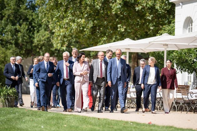 Bundeskanzler Friedrich Merz mit seinen Kabinettsmitgliedern im Garten von Schloss Neuhardenberg;Kabinettsklausur der Deutschen Bundesregierung auf Schloss Neuhardenberg, Märkisch-Oderland Brandenburg Deutschland Schloss Neuhardenberg *** Chancellor Friedrich Merz with his cabinet members in the garden of Neuhardenberg Castle; closed-door cabinet meeting of the German federal government at Neuhardenberg Castle, Märkisch Oderland, Brandenburg, Germany; Neuhardenberg Castle