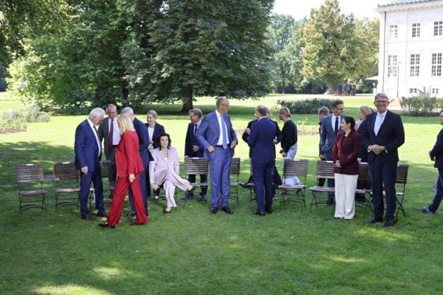 Bundeskabinett Klausur Neuhardenberg 25.08.2026, Germany, Bradenburg, Schloss Neuhardenberg, Neuhardenberg, Bundesregierung, Kabinettsklausur auf Schloss Neuhardenberg mit Bundeskanzler Friedrich Merz, hier Gruppenbild mit Merz, Alexander Dobrindt und Vizekanzler Lars Klingbeil, sowie Kabinettsmitgliedern, Neuhardenberg Brandenburg Germany *** Federal Cabinet Retreat at Neuhardenberg, August 25, 2026, Germany, Brandenburg, Neuhardenberg Castle, Neuhardenberg, Federal Government, Cabinet retreat at Neuhardenberg Castle with Federal Chancellor Friedrich Merz; shown here is a group photo featuring Merz, Alexander Dobrindt, and Vice Chancellor Lars Klingbeil, along with other Cabinet members, Neuhardenberg, Brandenburg, Germany