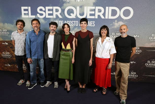 Rodrigo Sorogoyen presents his film *El ser querido* in Madrid. Eduardo Villanueva, Javier Bardem, Rodrigo Sorogoyen, Vicky Luengo, Isabel Pena, Nacho Lavilla, and María Rubín pose at the photocall for the film *El ser querido*, on August 25, 2026, in Madrid, Spain CELEBRITIES MOVIES FILM PHOTOCALL Raúl Madrid Madrid Spain  Copyright: xRaulxTerrelx 7731450