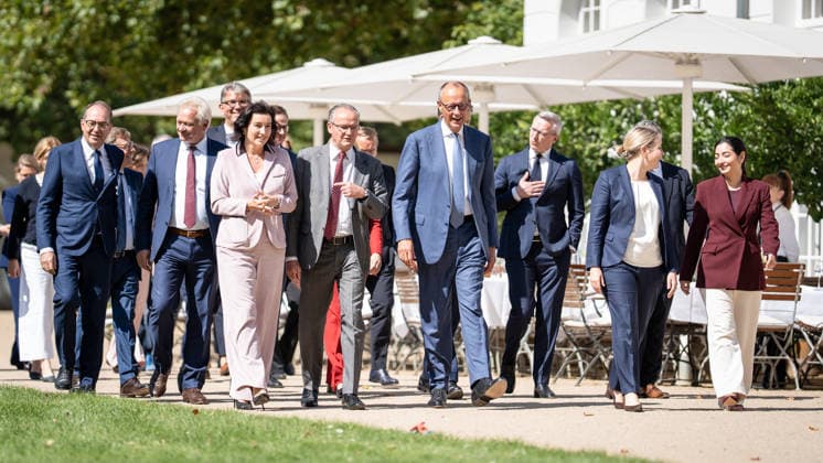 Bundeskanzler Friedrich Merz mit seinen Kabinettsmitgliedern im Garten von Schloss Neuhardenberg;Kabinettsklausur der Deutschen Bundesregierung auf Schloss Neuhardenberg, Märkisch-Oderland Brandenburg Deutschland Schloss Neuhardenberg *** Chancellor Friedrich Merz with his cabinet members in the garden of Neuhardenberg Castle; German Federal Government cabinet retreat at Neuhardenberg Castle, Märkisch Oderland, Brandenburg, Germany; Neuhardenberg Castle